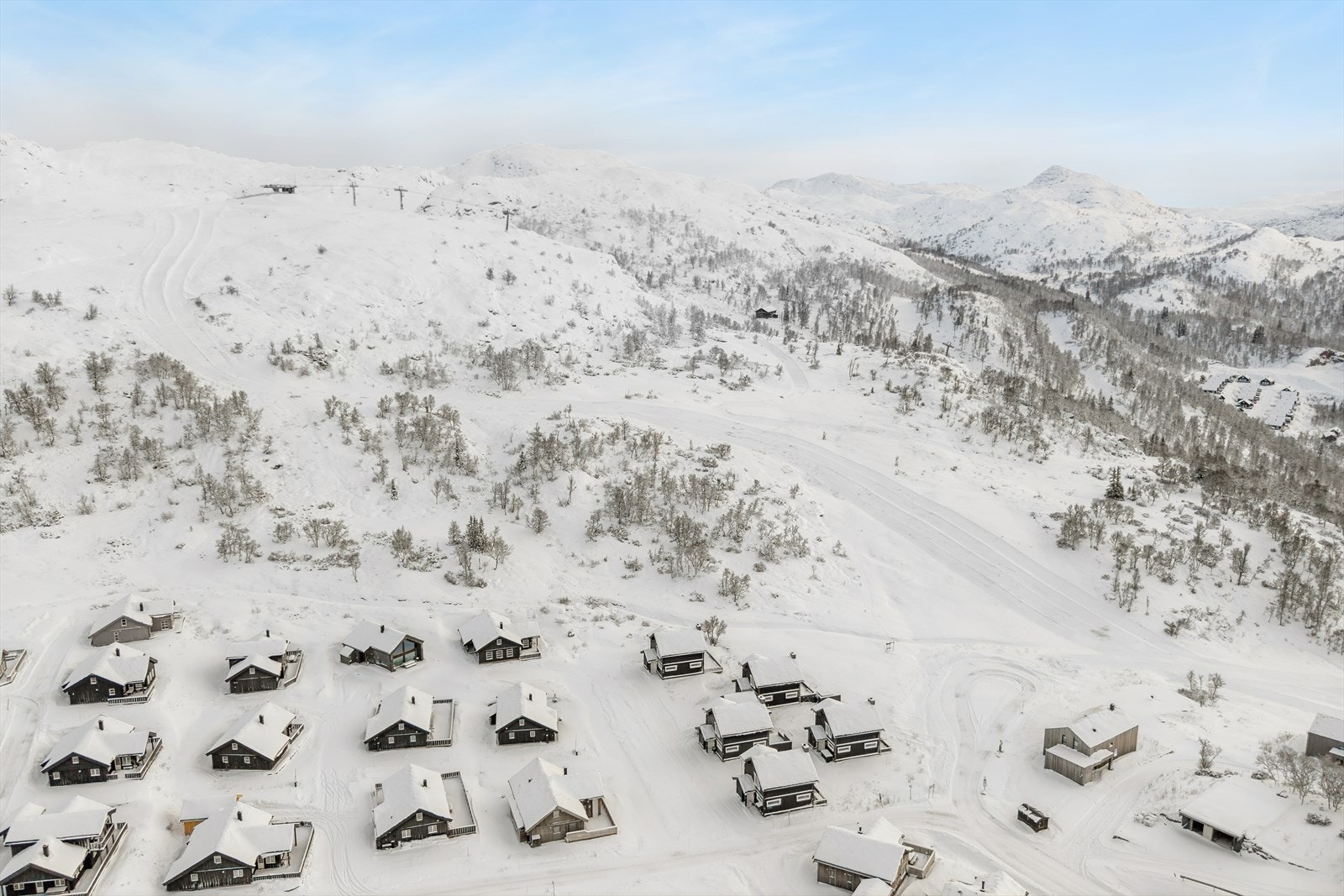 Hytta ligger flott til med direkte tilgang til vakre Silkedalen og med ski rett ut i alpinbakken. Galleribilde