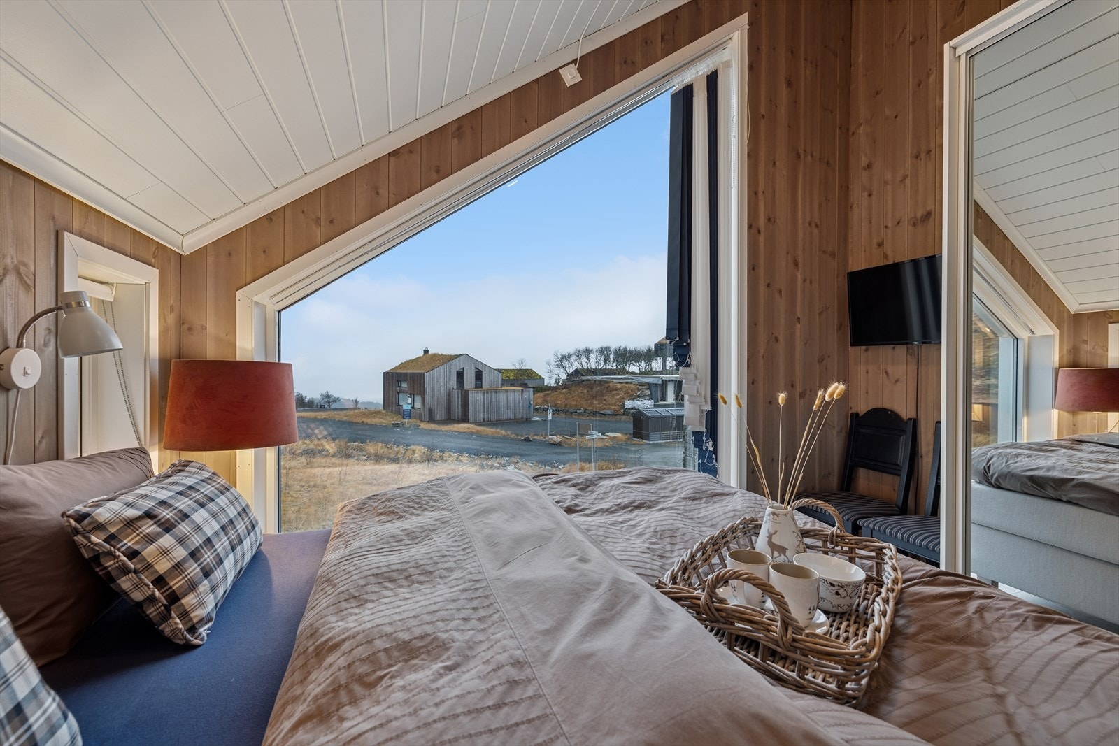 Soverommet har god plass til både dobbeltseng og garderobe, slik at du får en komfortabel og praktisk innredning. Galleribilde