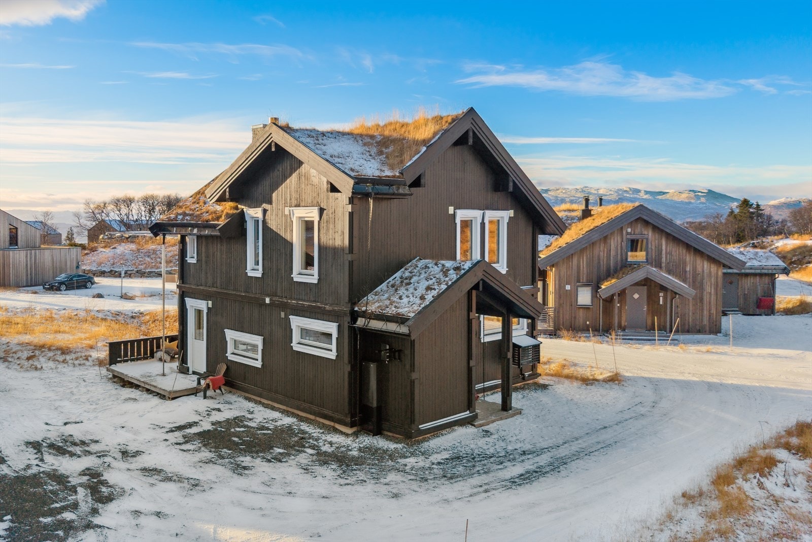 Solrike uteplasser - perfekt for avslapning og hyggelige stunder utendørs. Elbillader og godt med parkeringsmuligheter på egen tomt. Galleribilde