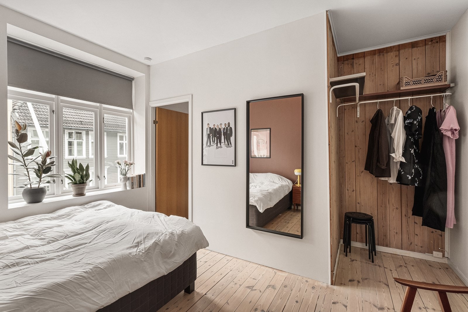 Romslig soverom på ca. 11,9 m² med plass til dobbeltseng, garderobeskap, nattbord og annen ønsket innredning. Galleribilde