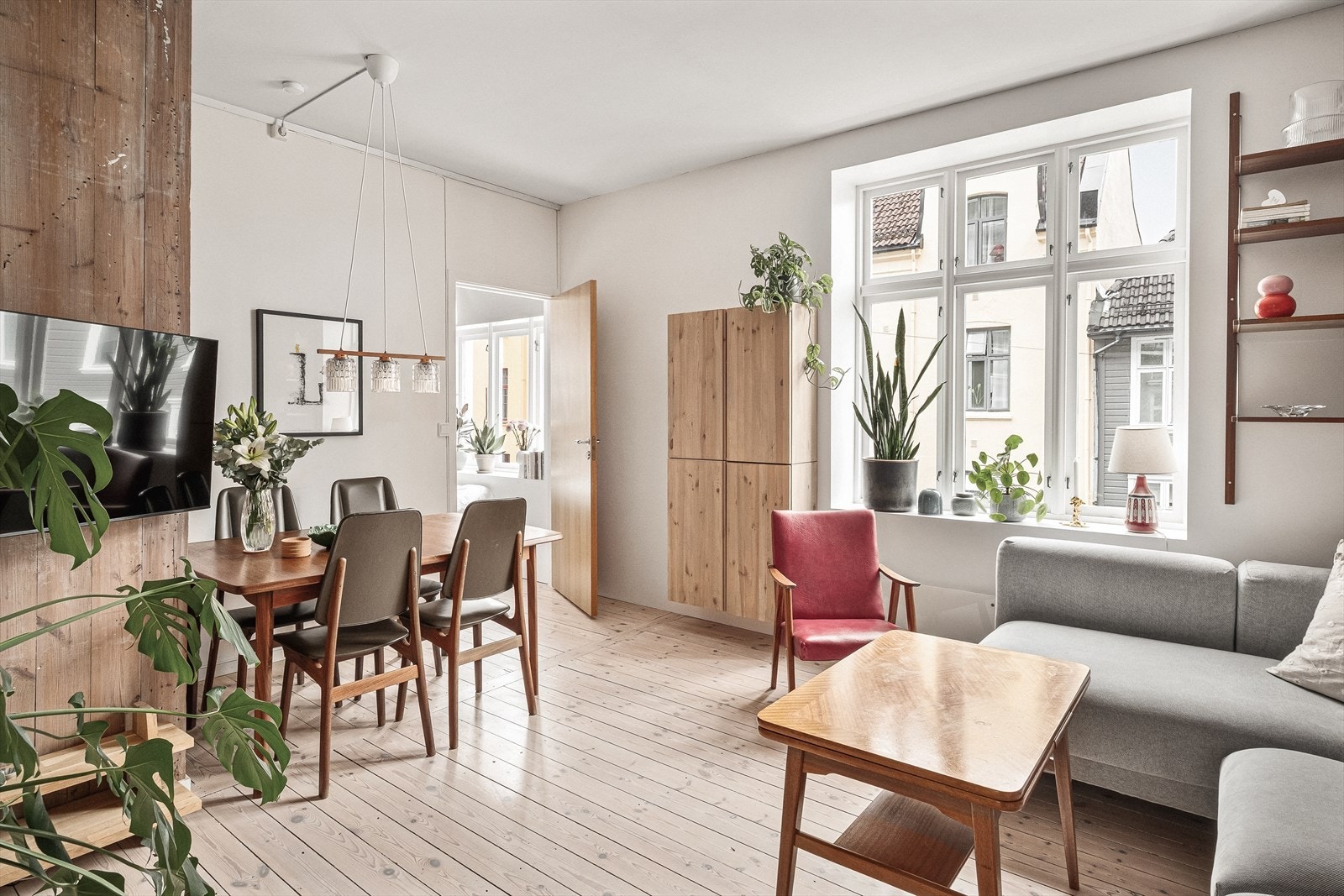 En flott to-roms selveierleilighet i byggets 2.etasje med attraktiv beliggenhet midt i hjertet av Sandviken. Galleribilde