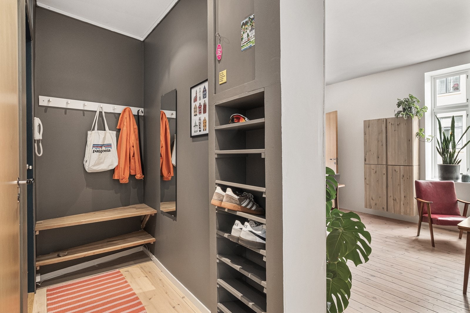 Innbydende entré med plass til oppbevaring av sko og yttertøy. Galleribilde