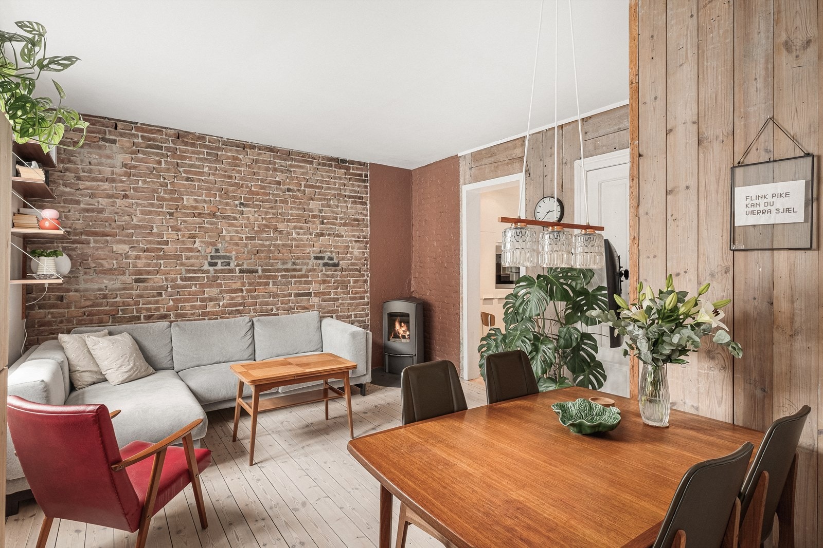 Lys og luftig stue på ca. 17,8 m² med plass til både sofa-og spisegruppe. Galleribilde