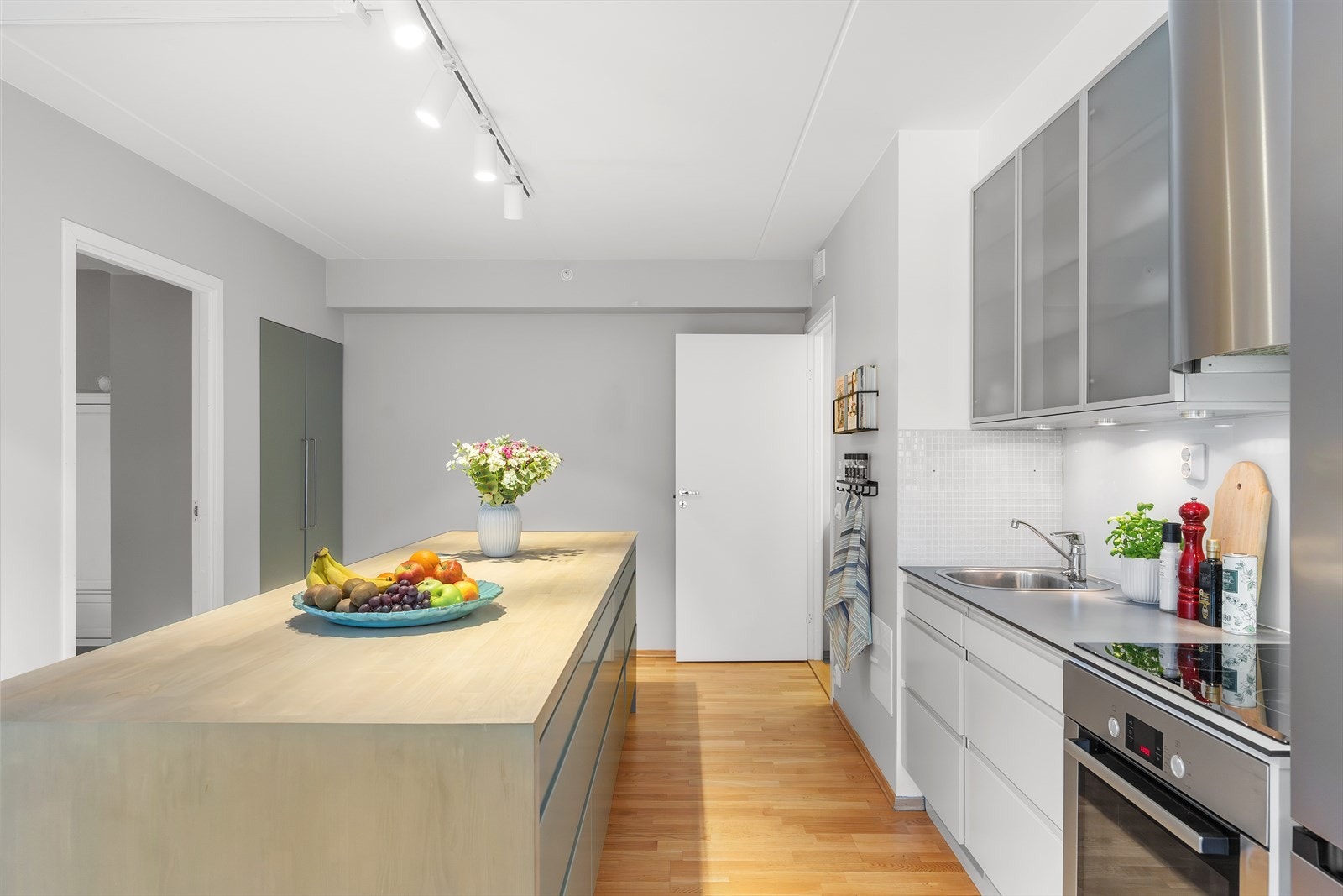 Kjøkkeninnredningen består av både over- og underskap, med belysning under overskap som gir godt arbeidslys. Galleribilde