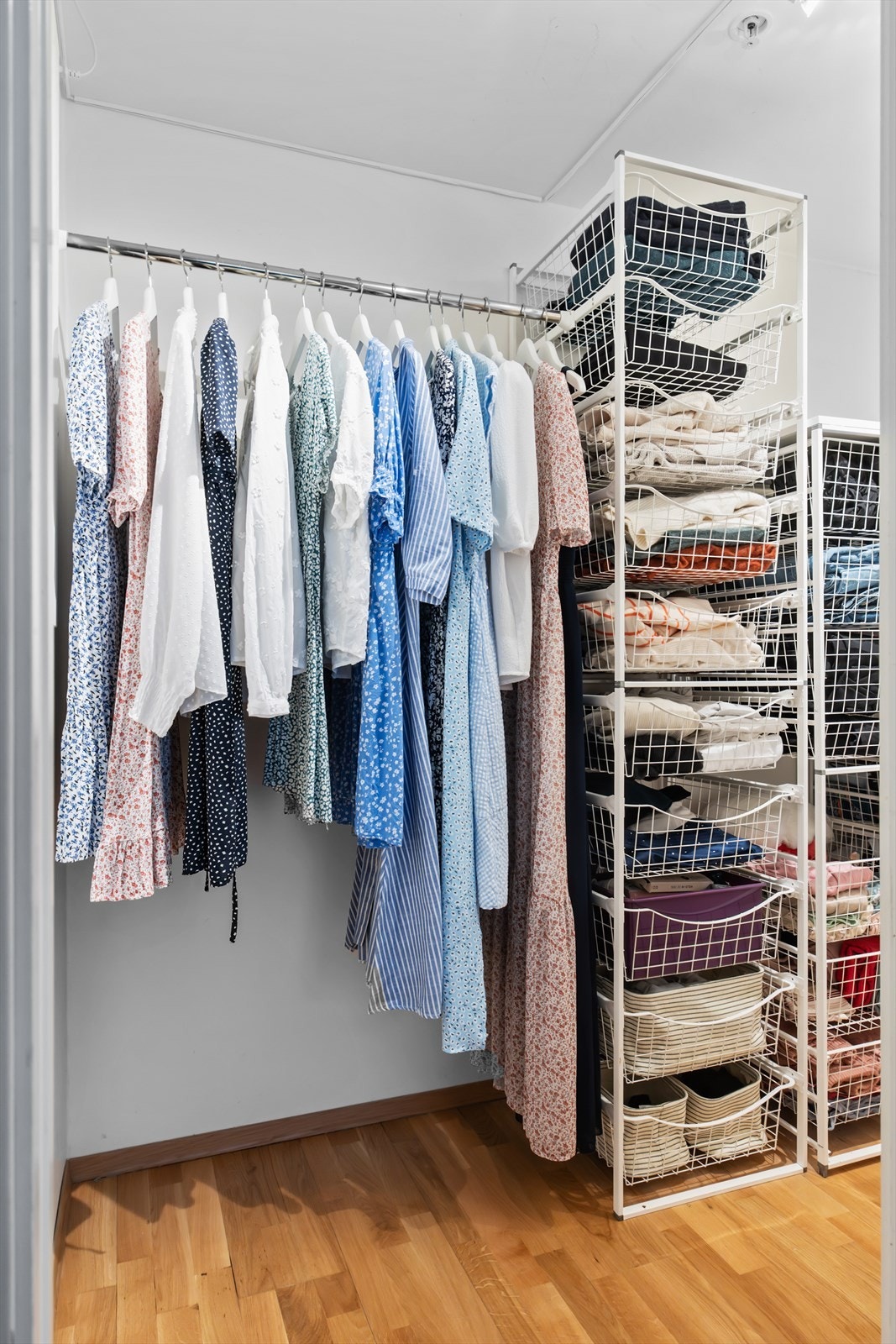 Walk-in-garderoben byr på svært gode oppbevaringsmuligheter for klær, sko og tilbehør. Galleribilde