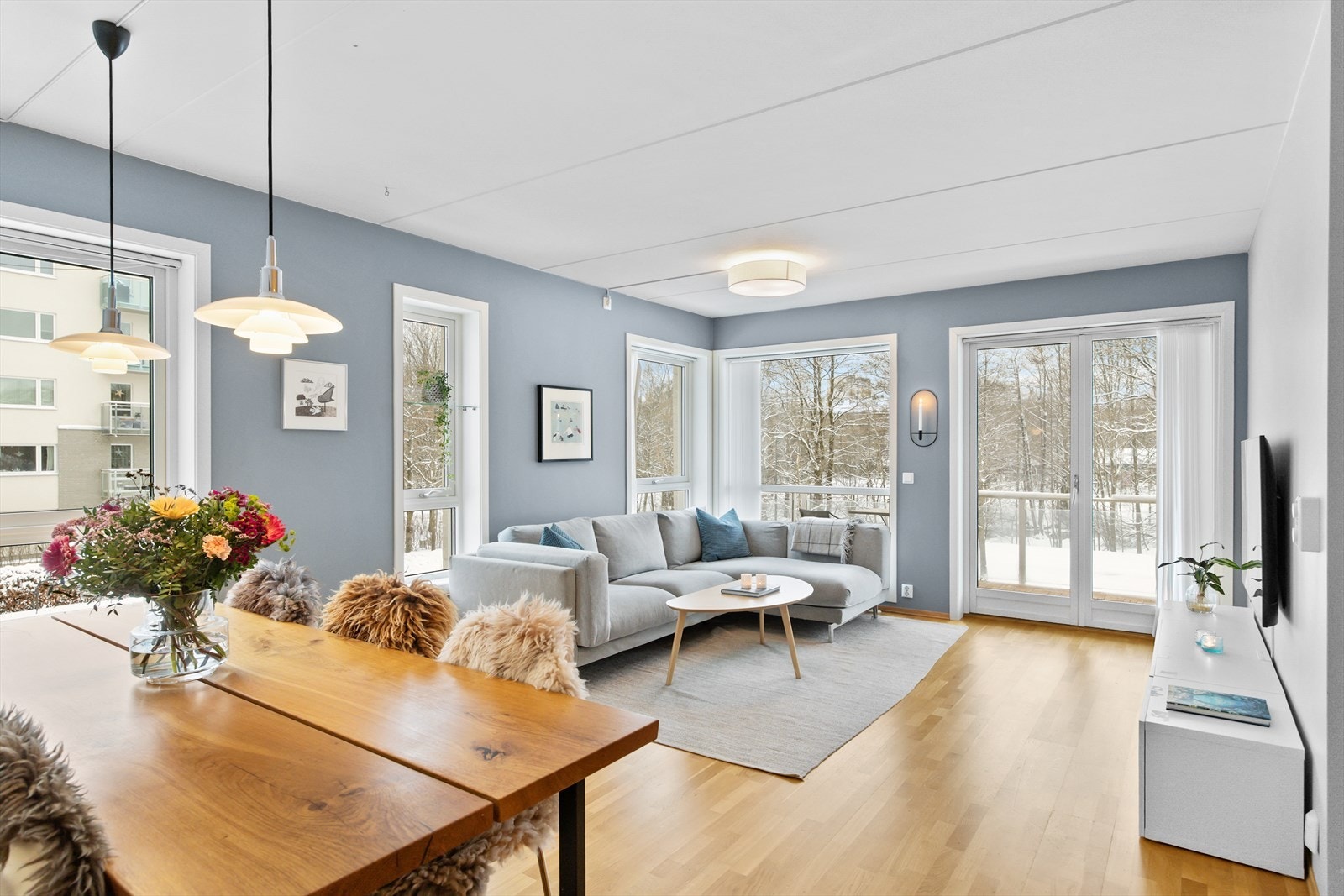 Velkommen til Fernanda Nissens gate 1C! Dette er en lys og moderne 4-roms hjørneleilighet beliggende i 2. etasje, midt i hjertet av Nydalen. Galleribilde