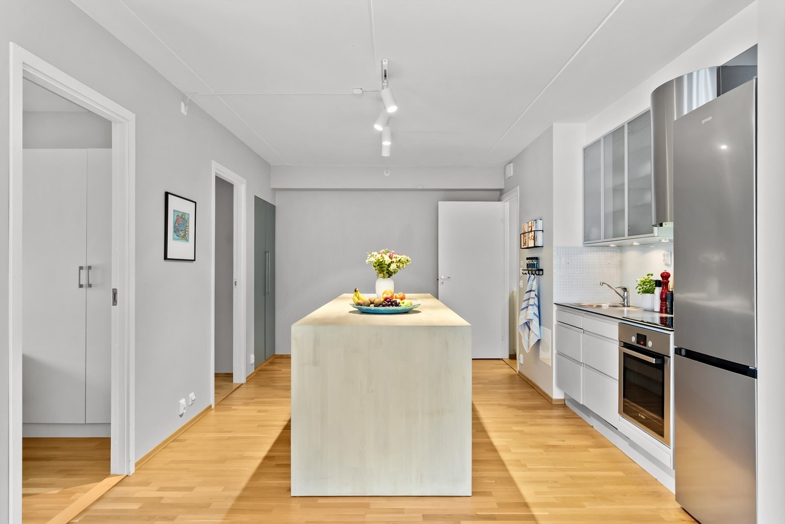 Innredningen har glatte fronter, med benkeplate i slitesterkt komposittmateriale, mens kjøkkenøyen har benkeplate i limtre. Galleribilde