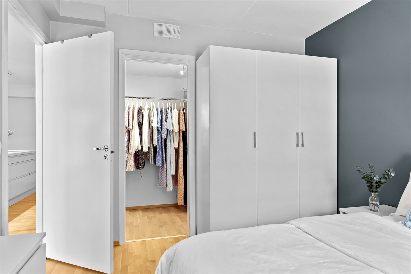 Fra soverommet er det direkte adkomst til en romslig walk-in-garderobe. Galleribilde