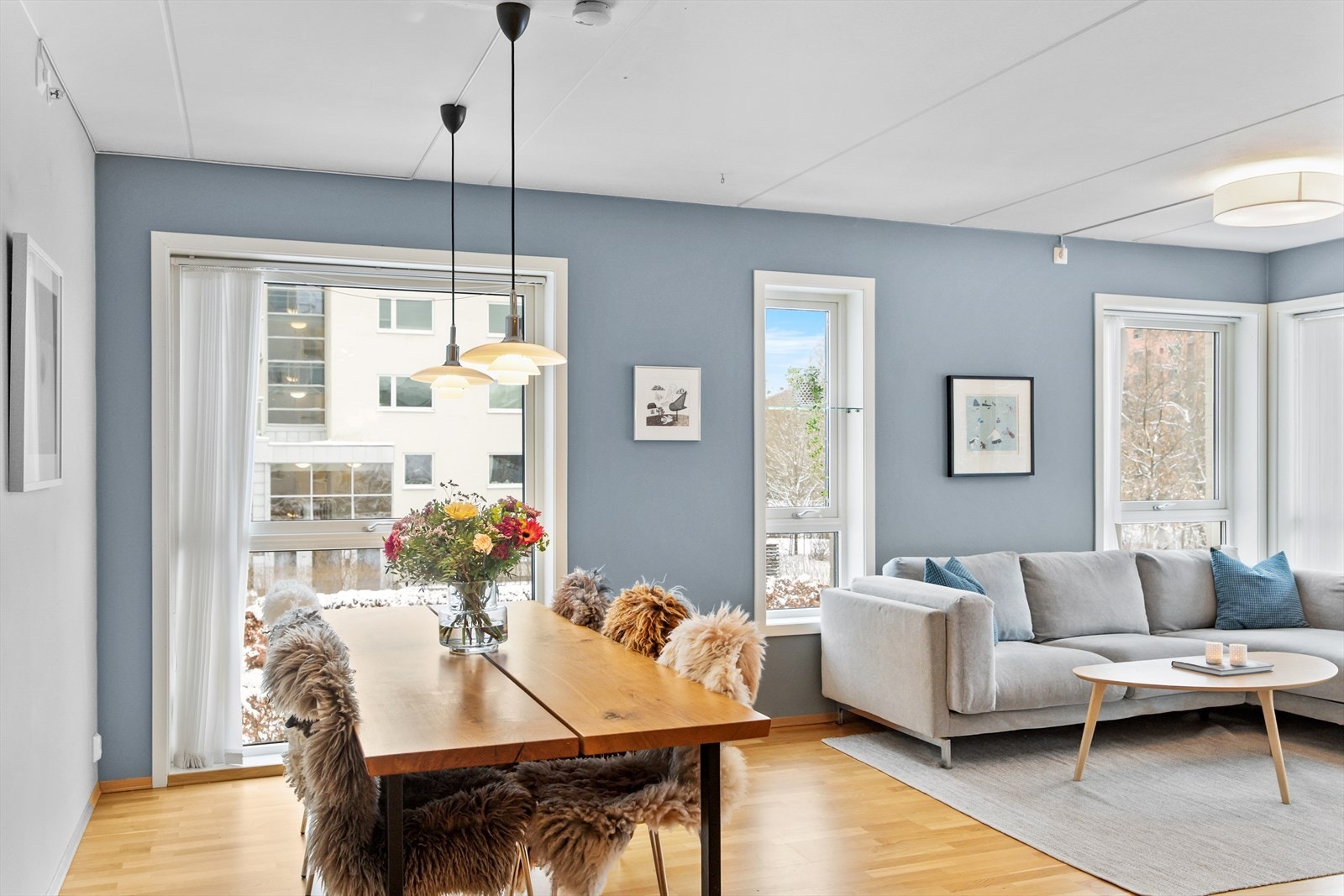 Planløsningen åpner opp for flere møbleringsmuligheter med god plass til sofagruppe, TV-møbler og spisebord med tilhørende stoler. Galleribilde