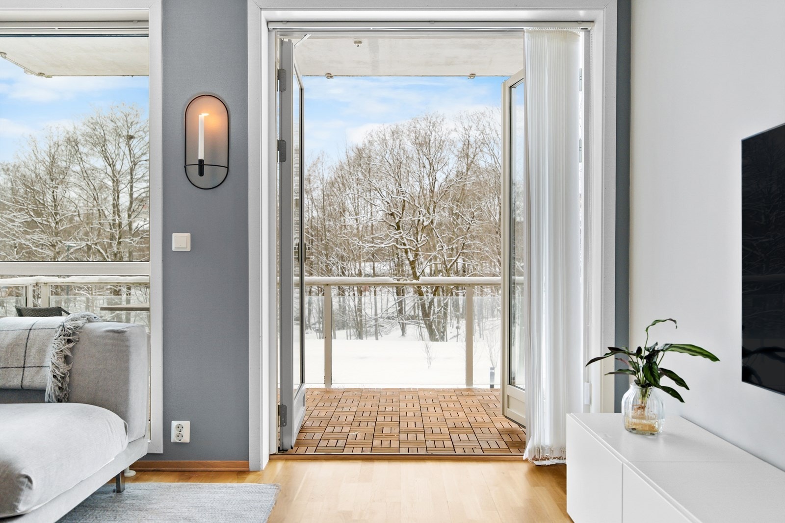 Stuen har direkte utgang til en flott balkong, som fungerer som en naturlig forlengelse av oppholdsrommet. Galleribilde