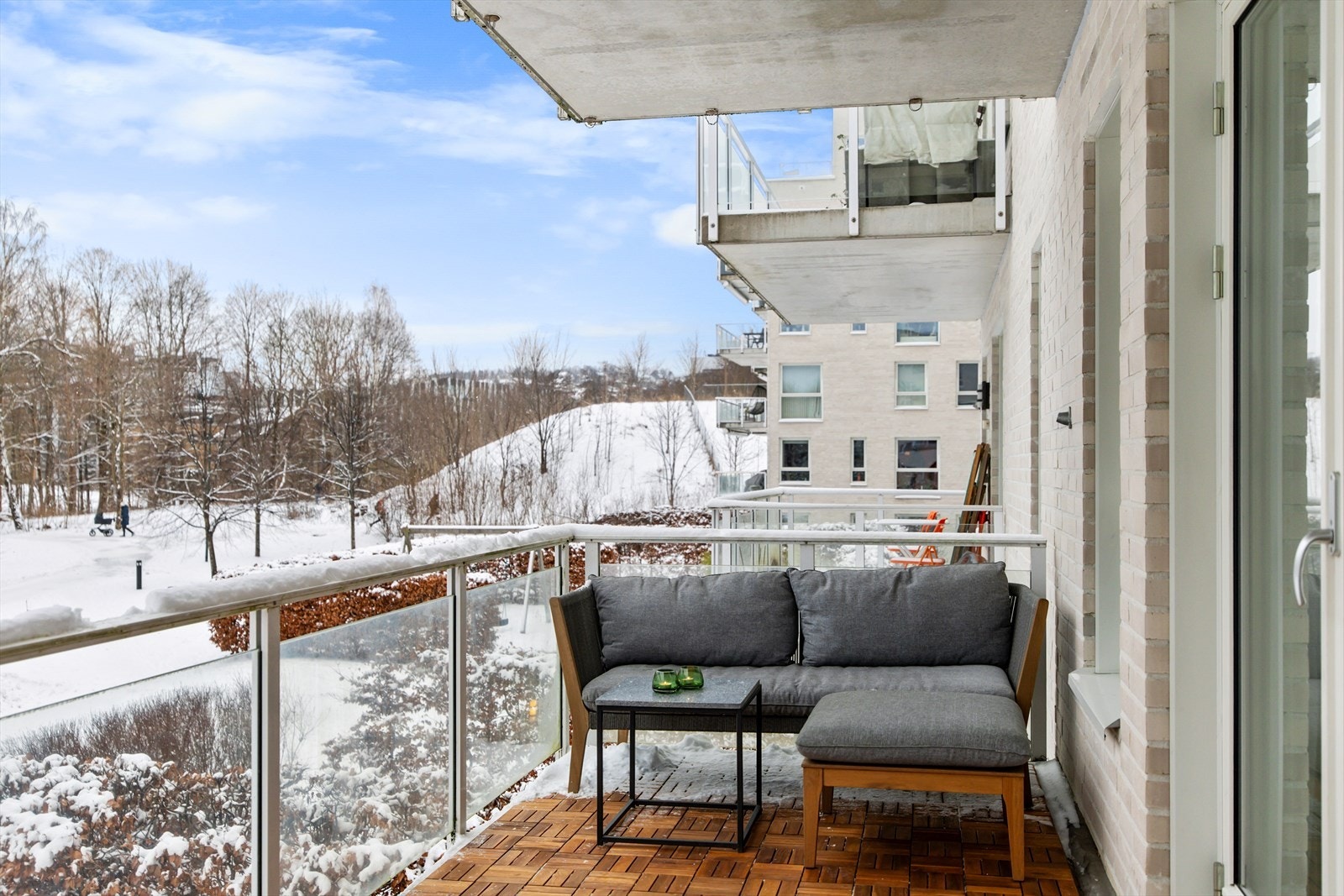 Her kan du enkelt skape en koselig uteoase med utemøbler, beplantning og en gassgrill. Galleribilde