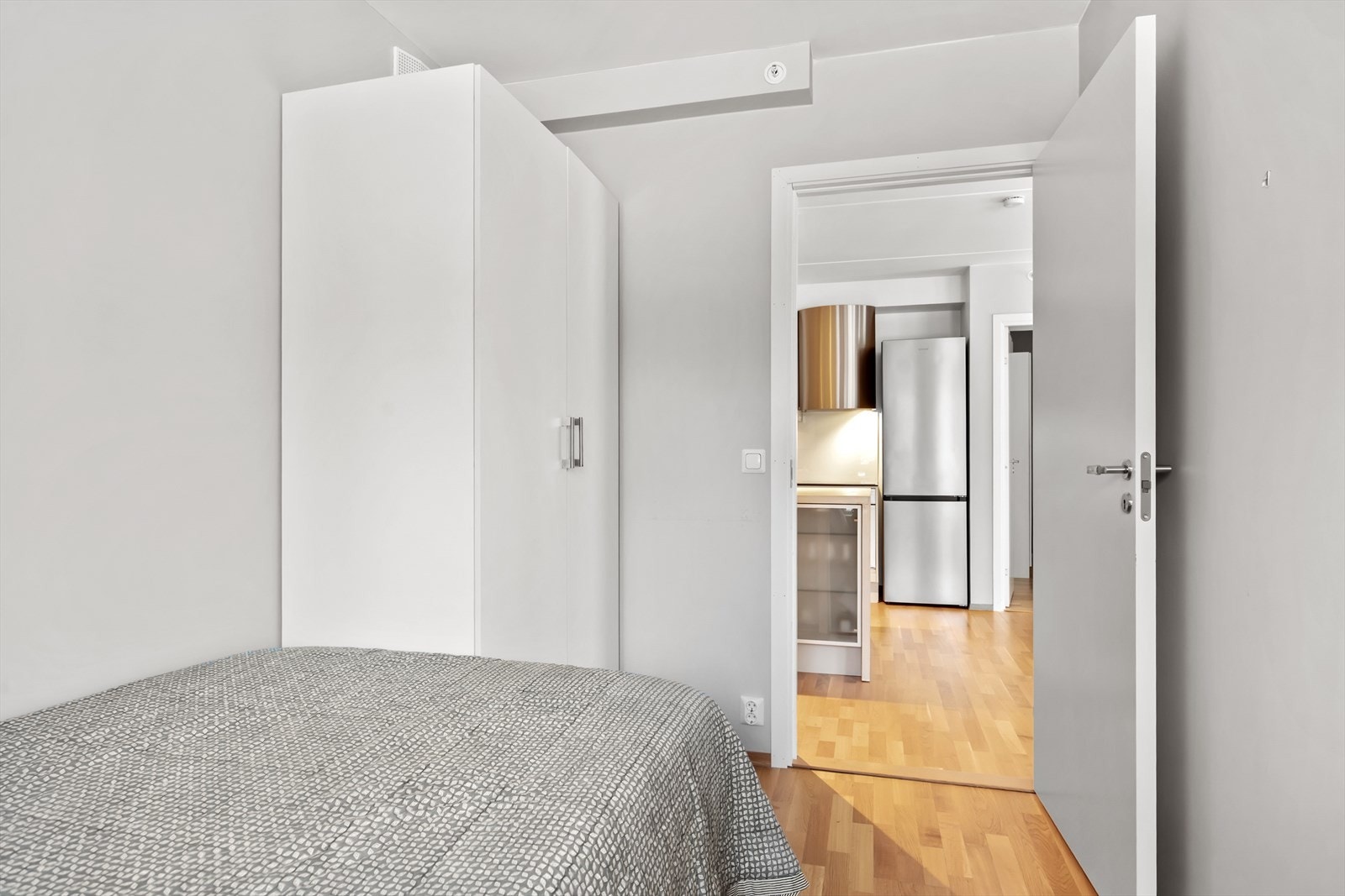 Rommet har gode oppbevaringsmuligheter med garderobeskap. Galleribilde