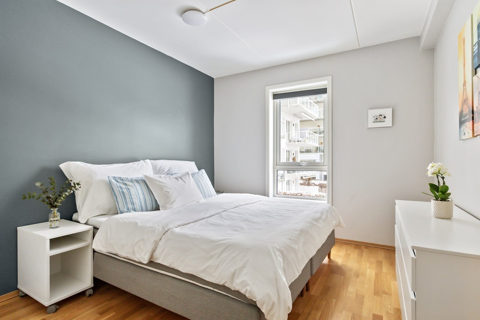 Hovedsoverommet fremstår som romslig og innbydende, med god plass til dobbeltseng, nattbord og øvrig møblement. Galleribilde