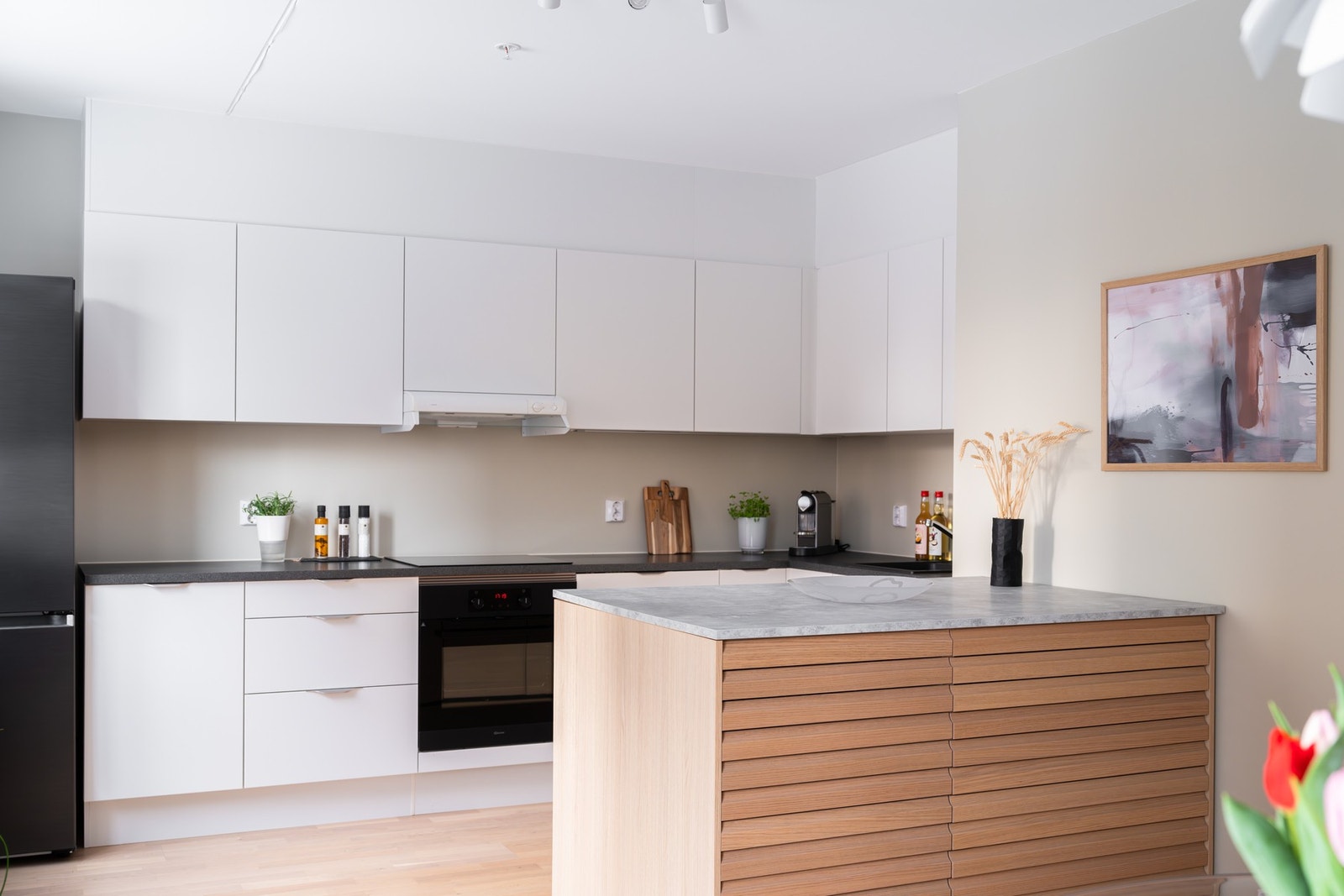 Kjøkkenet har glatte fronter, laminat benkeplate og kompositt oppvaskkum med ett-greps armatur. Galleribilde