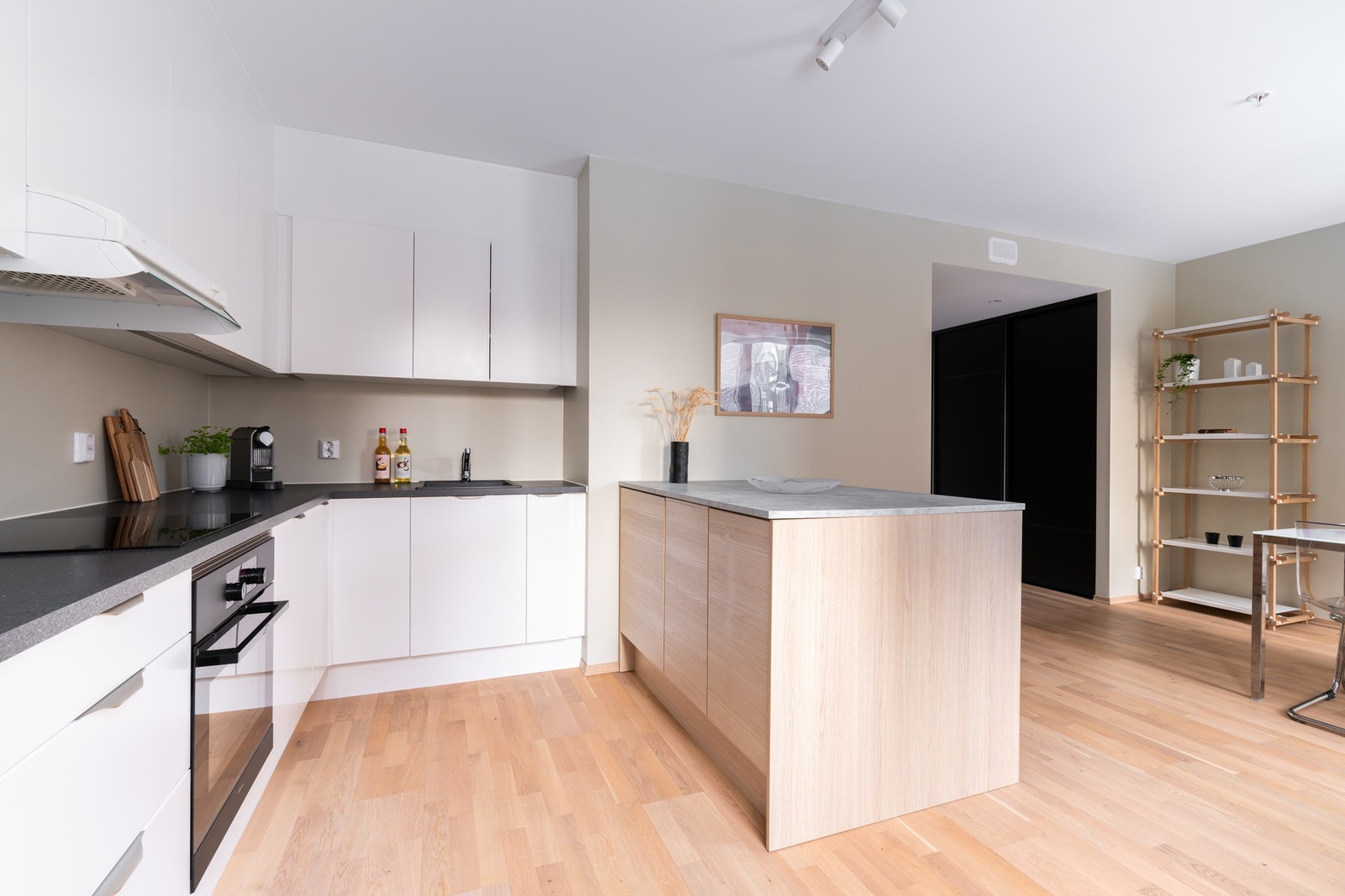 I 2024 ble kjøkkenet oppgradert med kjøkkenøy som byr på ekstra oppbevaring- og benkeplass. Galleribilde