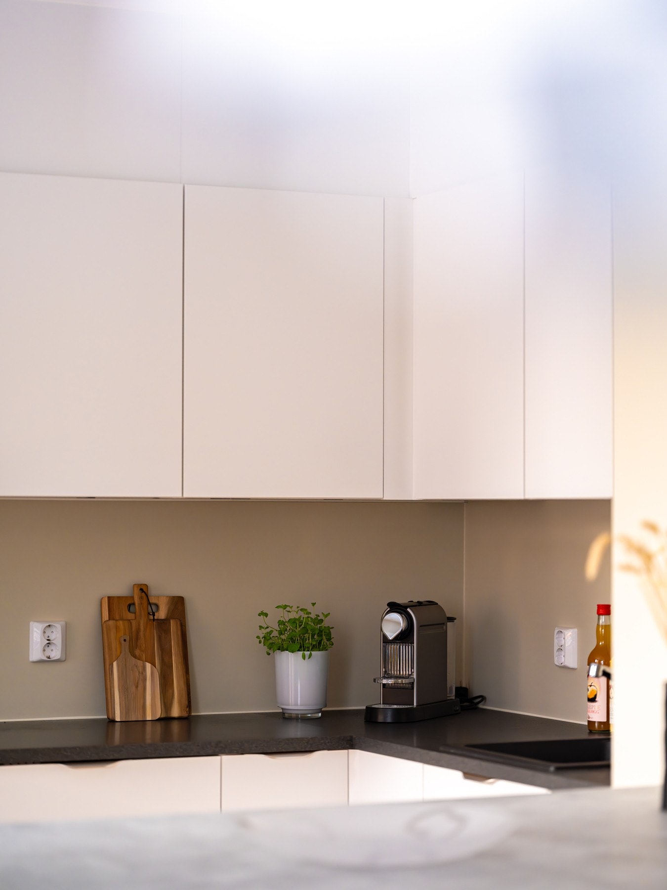 Hvitevarer som kjøleskap med frysedel, komfyr, platetopp og oppvaskmaskin medfølger. Det er montert komfyrvakt og lekkasjestopper. Galleribilde