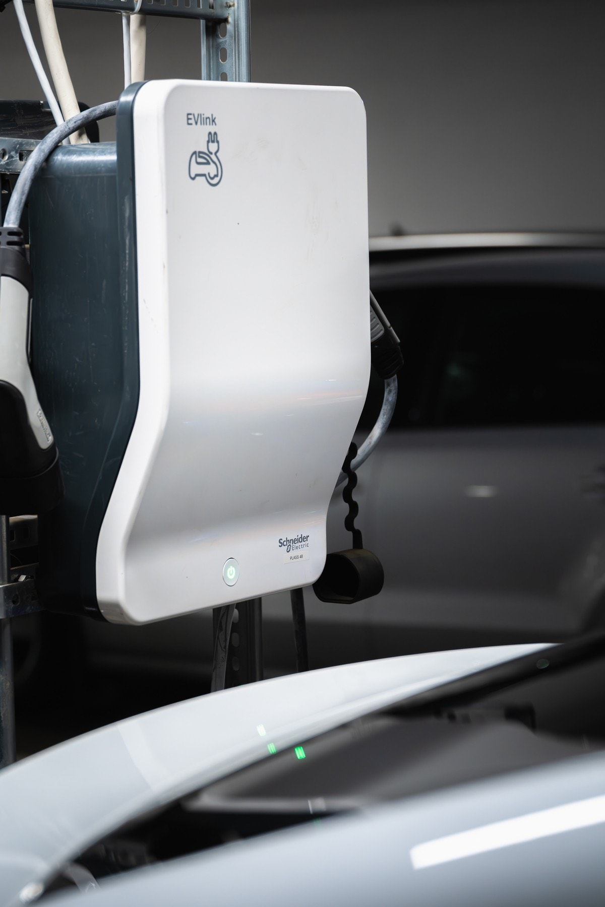 Her er det montert elbil-lader. Galleribilde