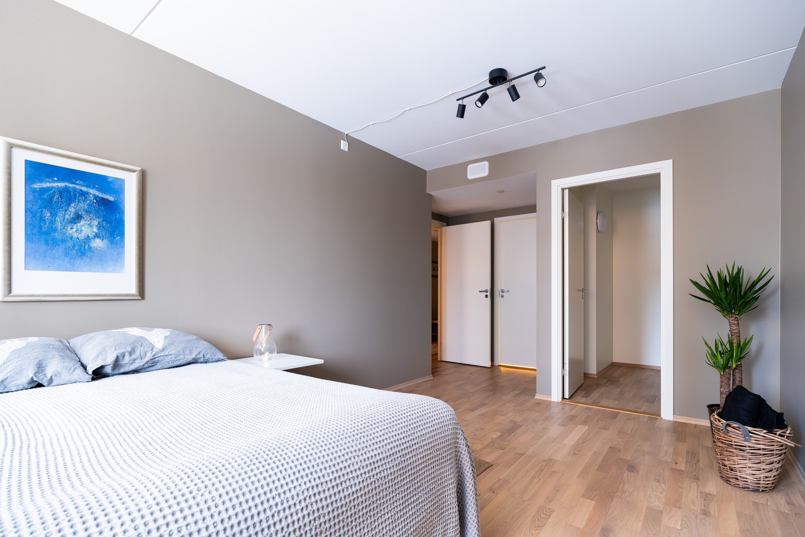 Leiligheten har i alt tre soverom hvorav to er plassert vegg-i-vegg med hverandre mens det siste rommet ligger innenfor stuen. Galleribilde