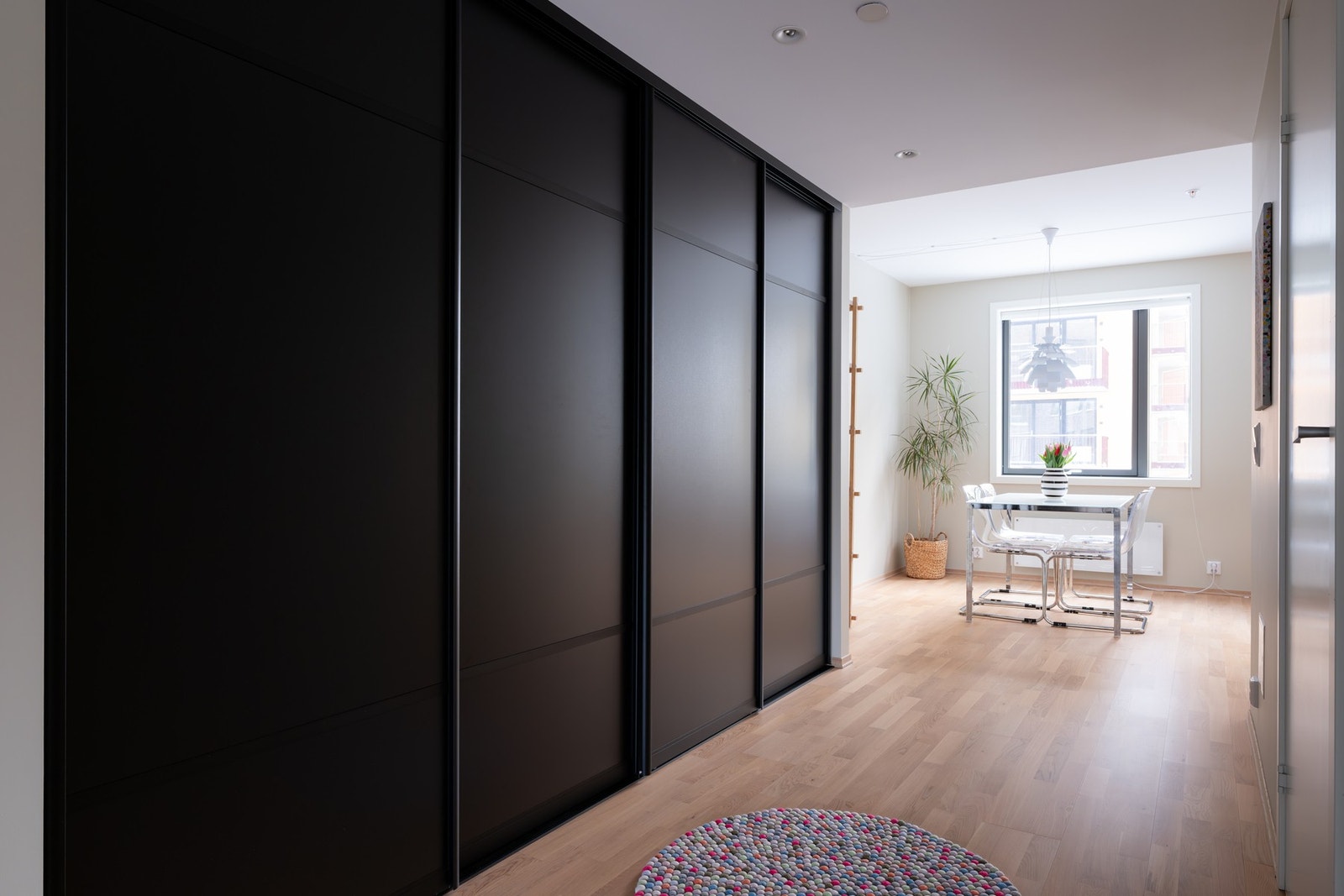 Boligens kjøkken er fint plassert i andre enden av rommet, delvis adskilt fra stuen. Galleribilde