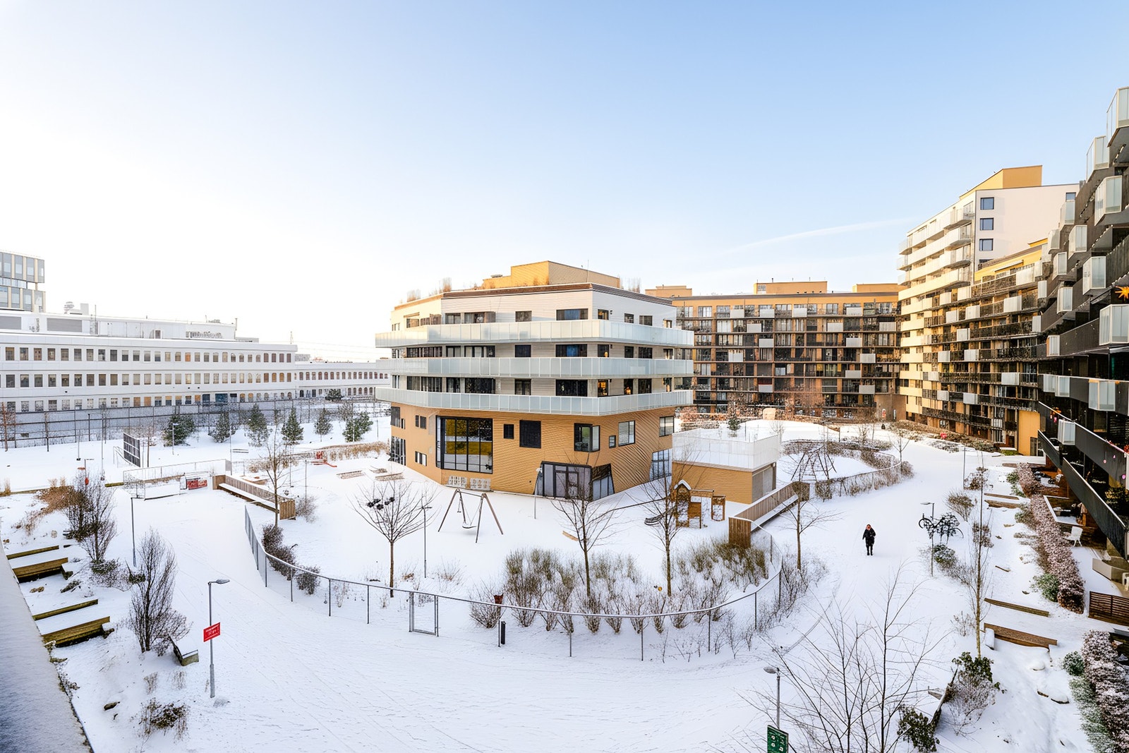 Fint utsyn mot sameiets frodige fellesarealer. Galleribilde