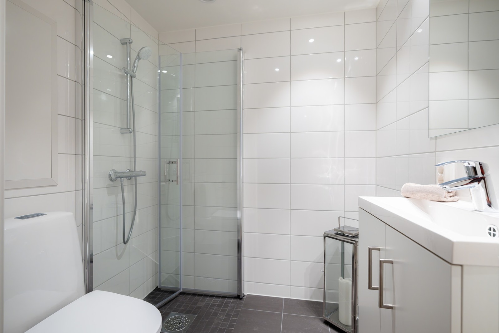 Rommet er også tilknyttet et eget fullverdig baderom og gir med det en "en suite"-løsning. Galleribilde