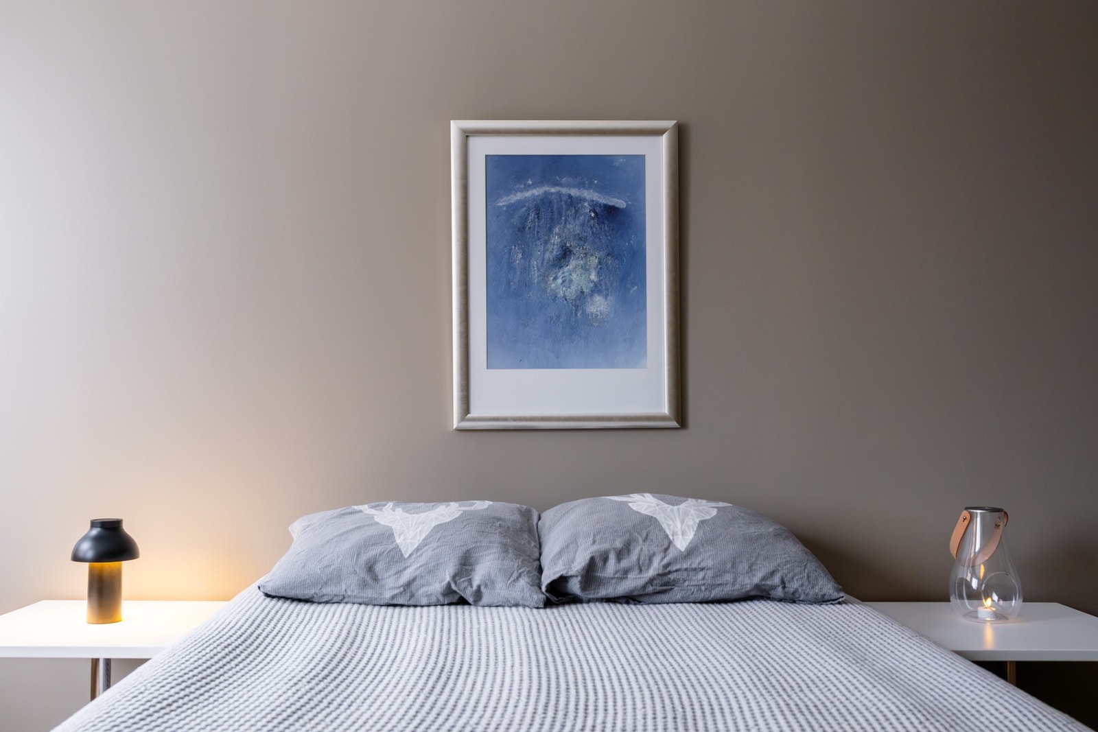 Hovedsoverommet er svært romslig og byr på plass til det du måtte ønske av møblering. Her kan du plassere en stor dobbeltseng med tilhørende nattbord, garderobe- og/eller kommodeløsninger samt skrivepult. Galleribilde