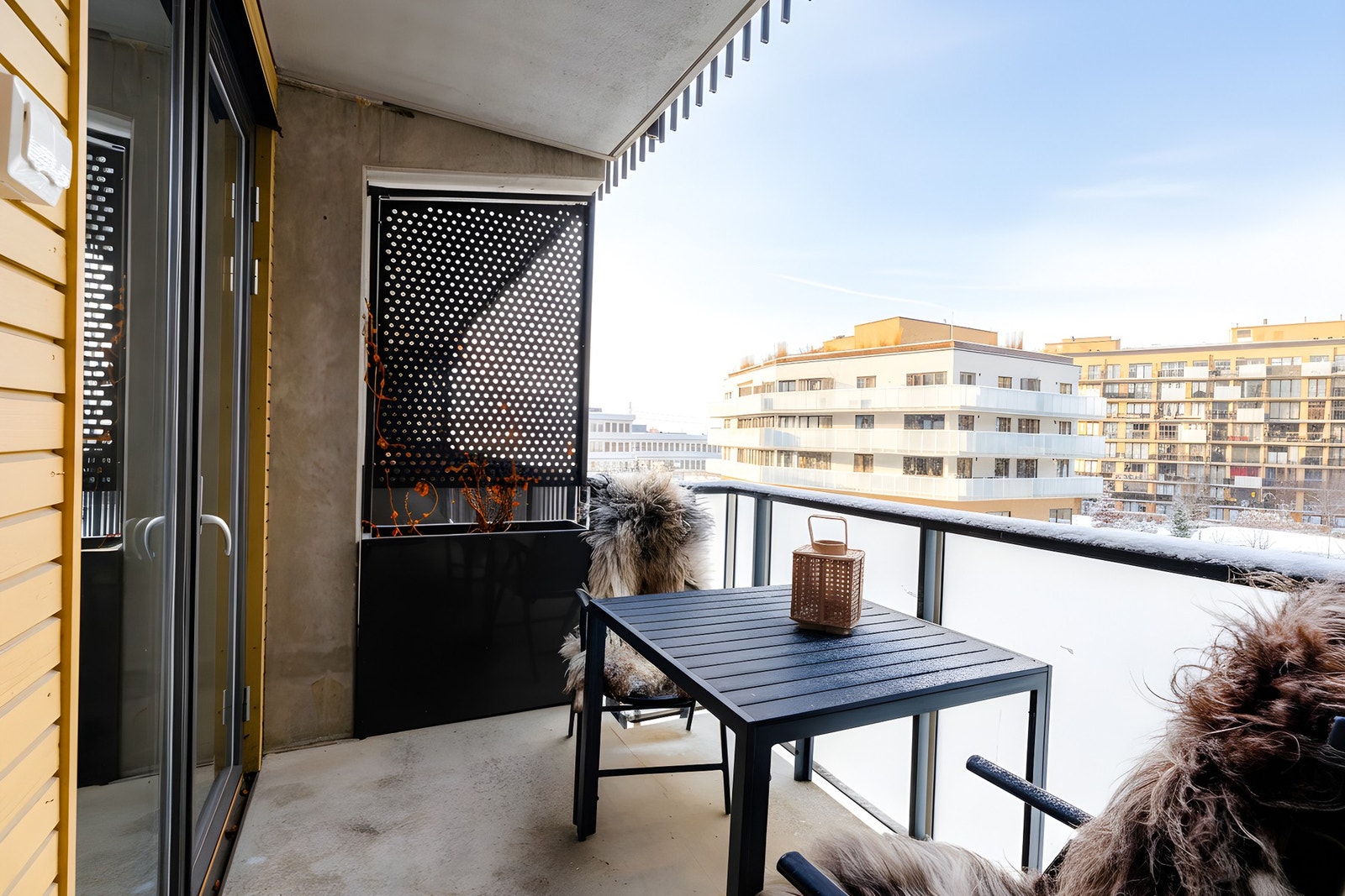 Den nordvestvendte plasseringen byr på gode solforhold med sol fra ettermiddag til solnedgang på sommeren i følge selger. Galleribilde