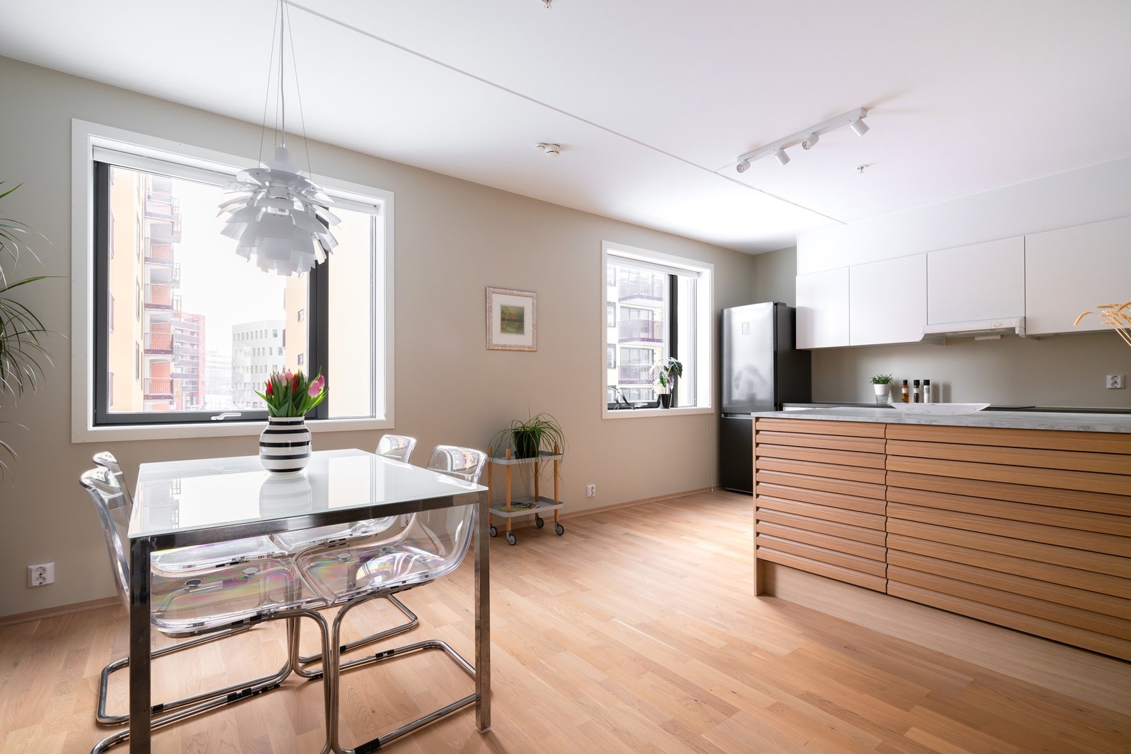 Her kan du enkelt underholde gjestene samtidig som du lager gode middager. Galleribilde