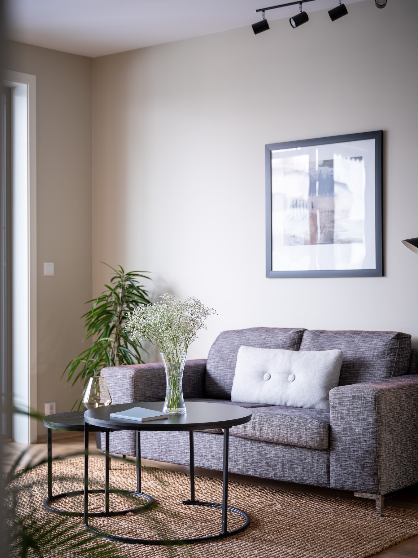 Det er god plass til stor sofagruppe, salongbord og mediemøblement. Galleribilde