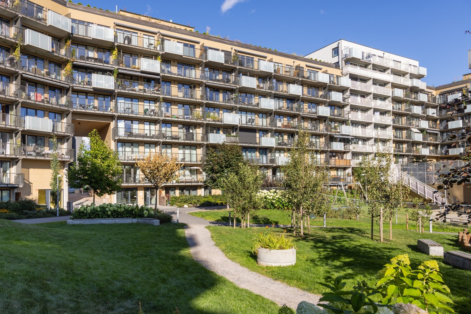 Borettslaget har store, flotte fellesareal med mye grønn plen og sittegrupper. Galleribilde