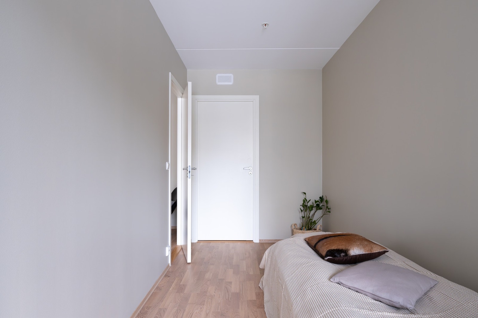 Det ene rommet er tilknyttet en praktisk bod. Galleribilde