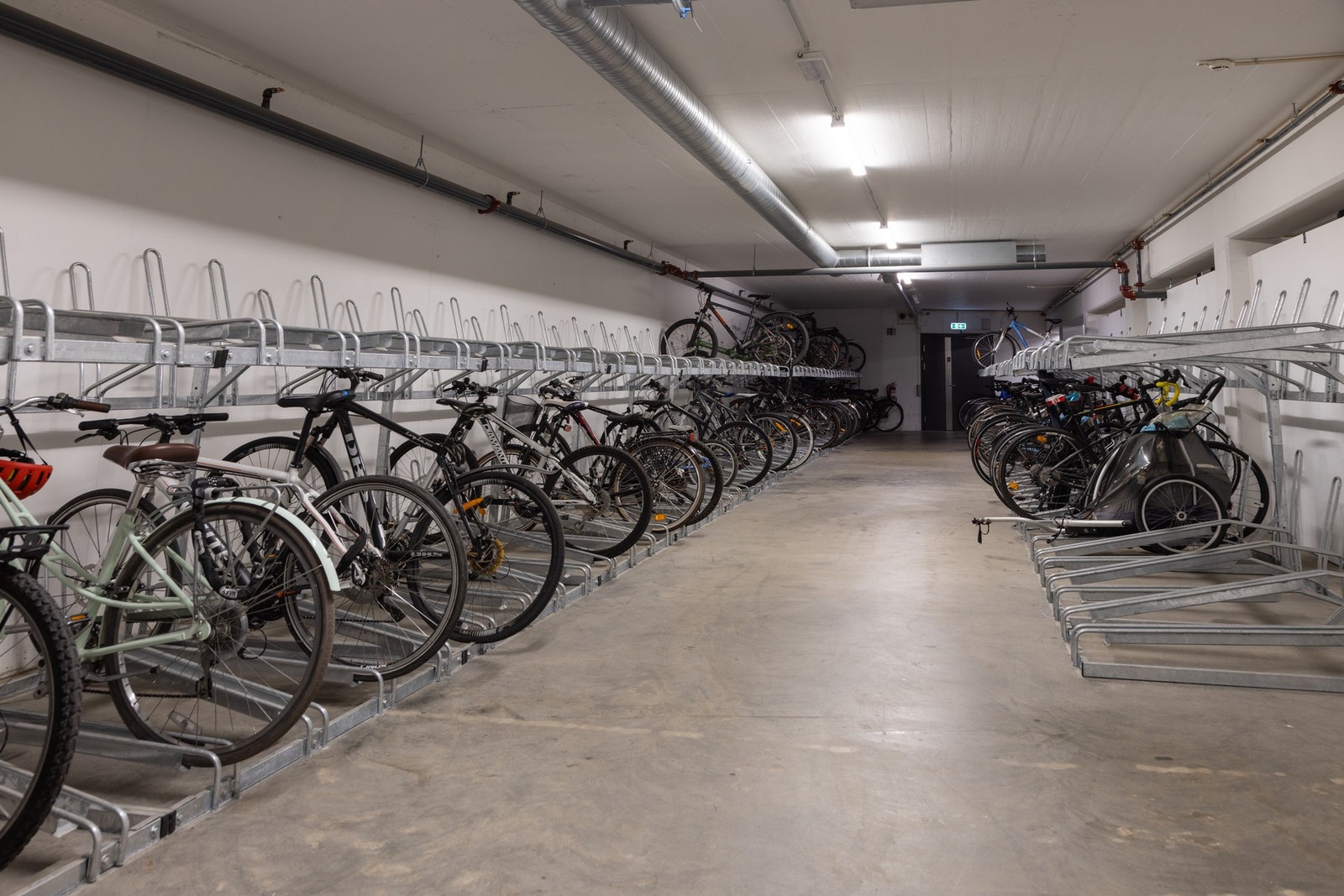 Stor sykkelparkering. Galleribilde