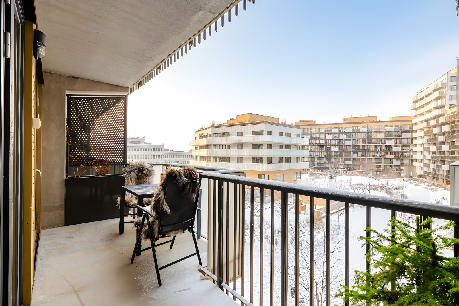 Boligens balkong er på 8 kvm som gir plass til balkongmøblement, grill og beplantning. Galleribilde