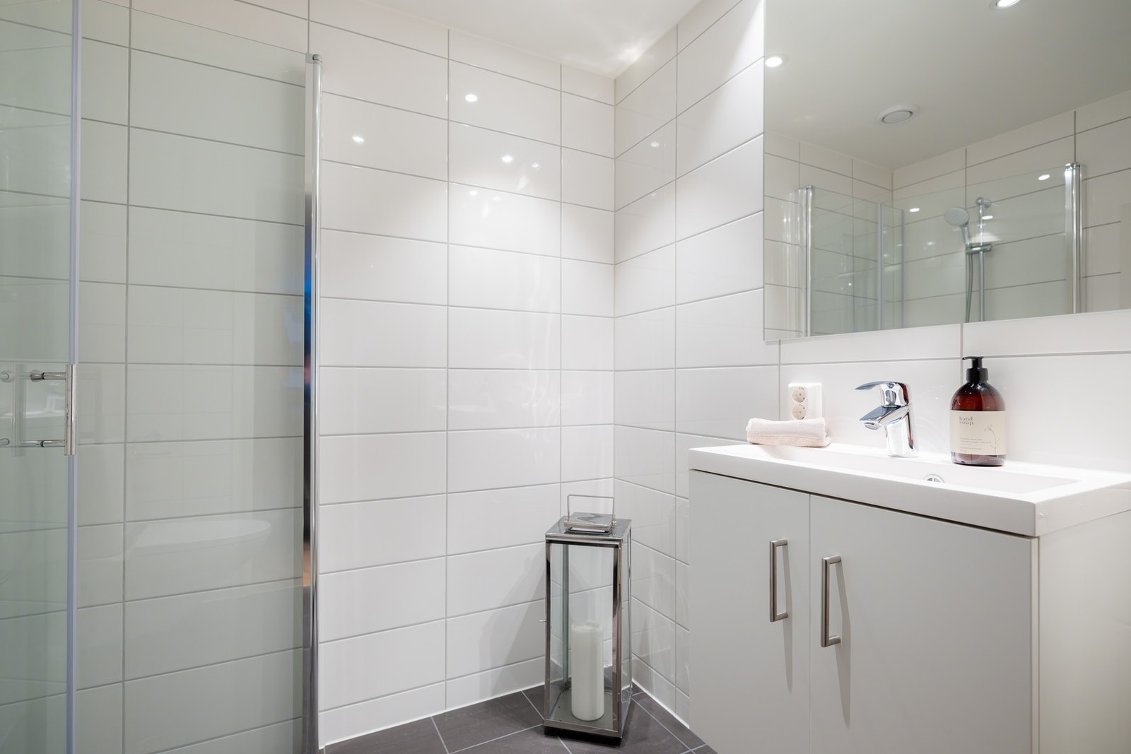 Her er det servantinnredning, speil, toalett og dusjhjørne. Galleribilde