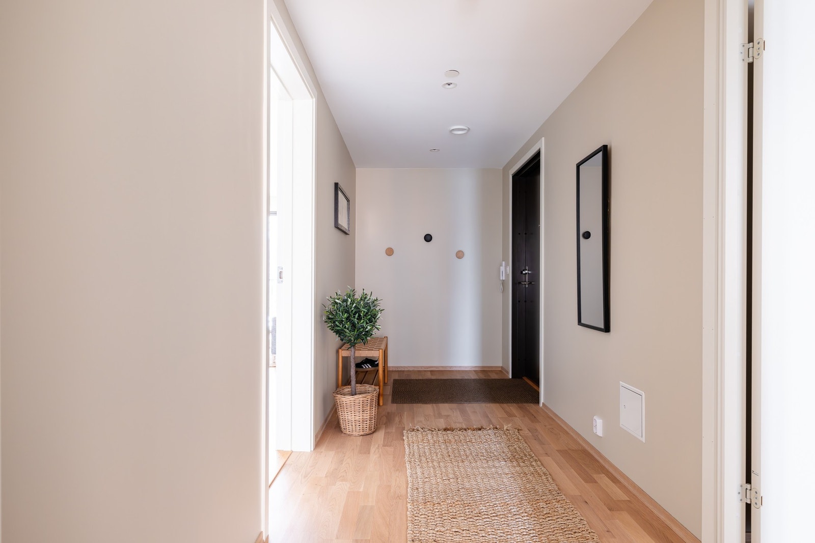 Her er det plass til blant annet oppbevaringsmøblement, knaggrekker og speil. Galleribilde