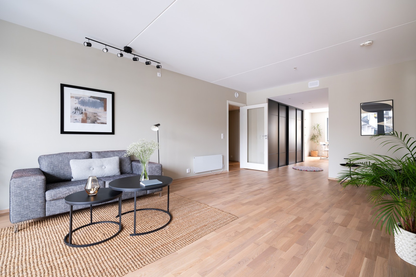 Boligens oppholdsrom er av svært god størrelse - for et fantastisk rom dette er! Galleribilde