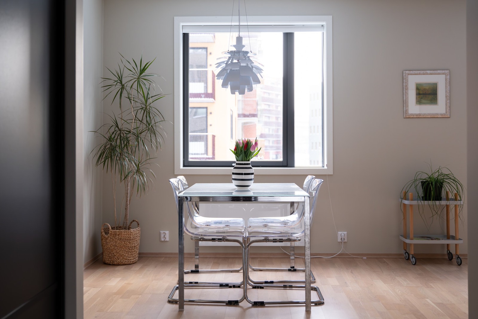 Ved kjøkkenet er det fin plass for spisebordsgruppe. Galleribilde