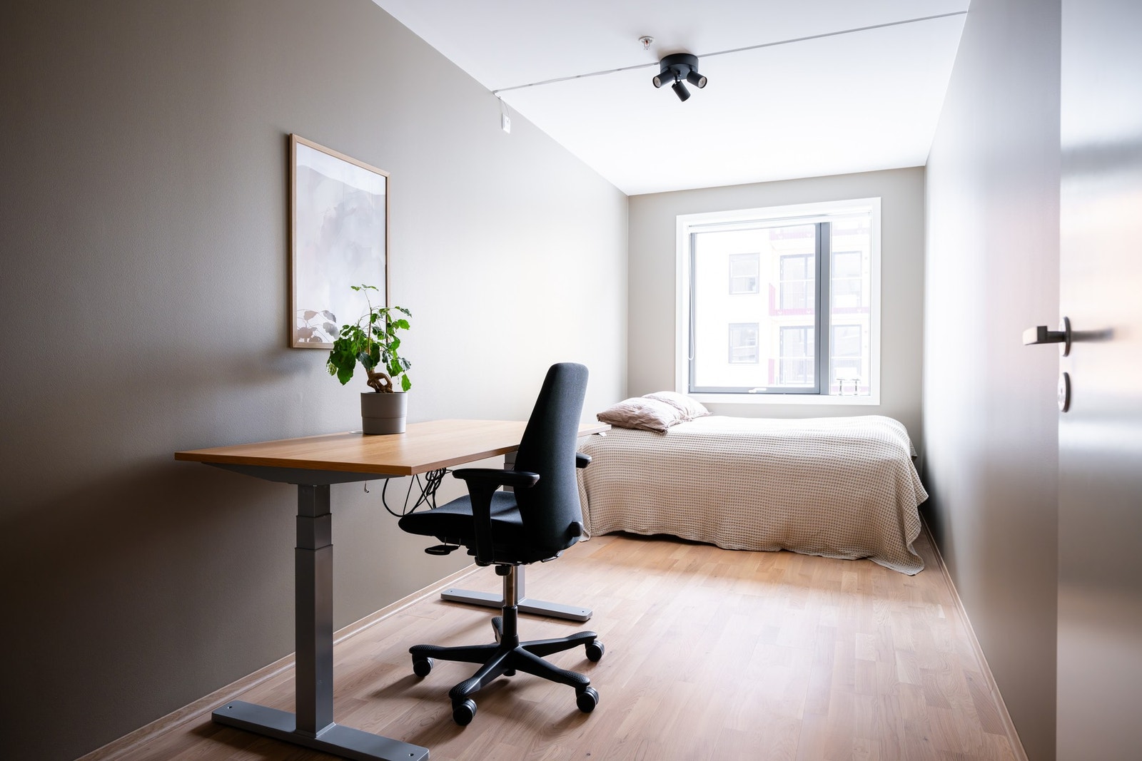 God plass til dobbeltseng, nattbord og oppbevaringsmøblement. Galleribilde