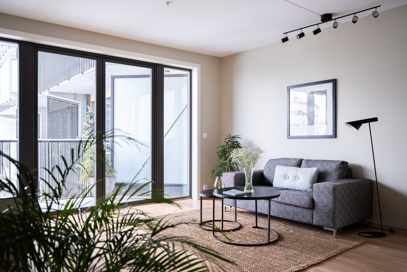 De doble dørene ut til balkongen kan åpnes helt opp, og gir med det en følelse av en ekstra stue om sommeren hvor du kan nyte varme sommerdager fra morgen til kveld. Galleribilde