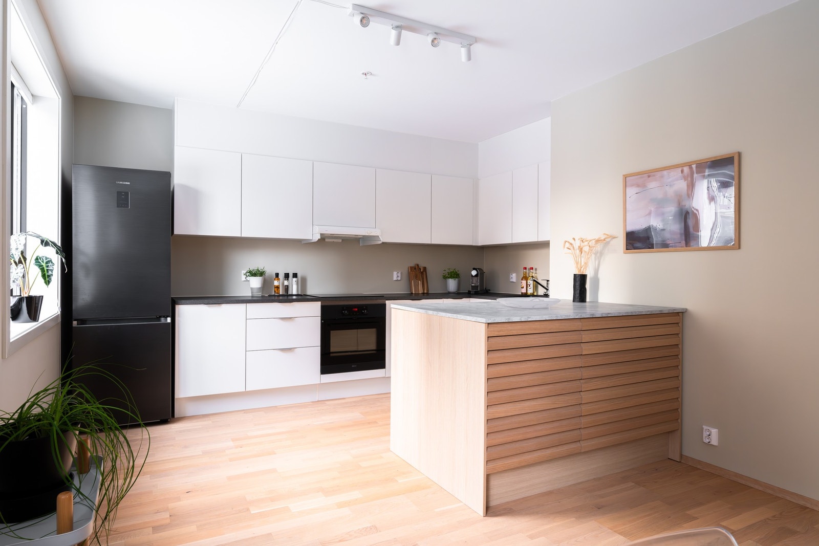 Det lyse HTH-kjøkkenhjørnet byr på mye skap-, skuffer og benkeplass. Galleribilde