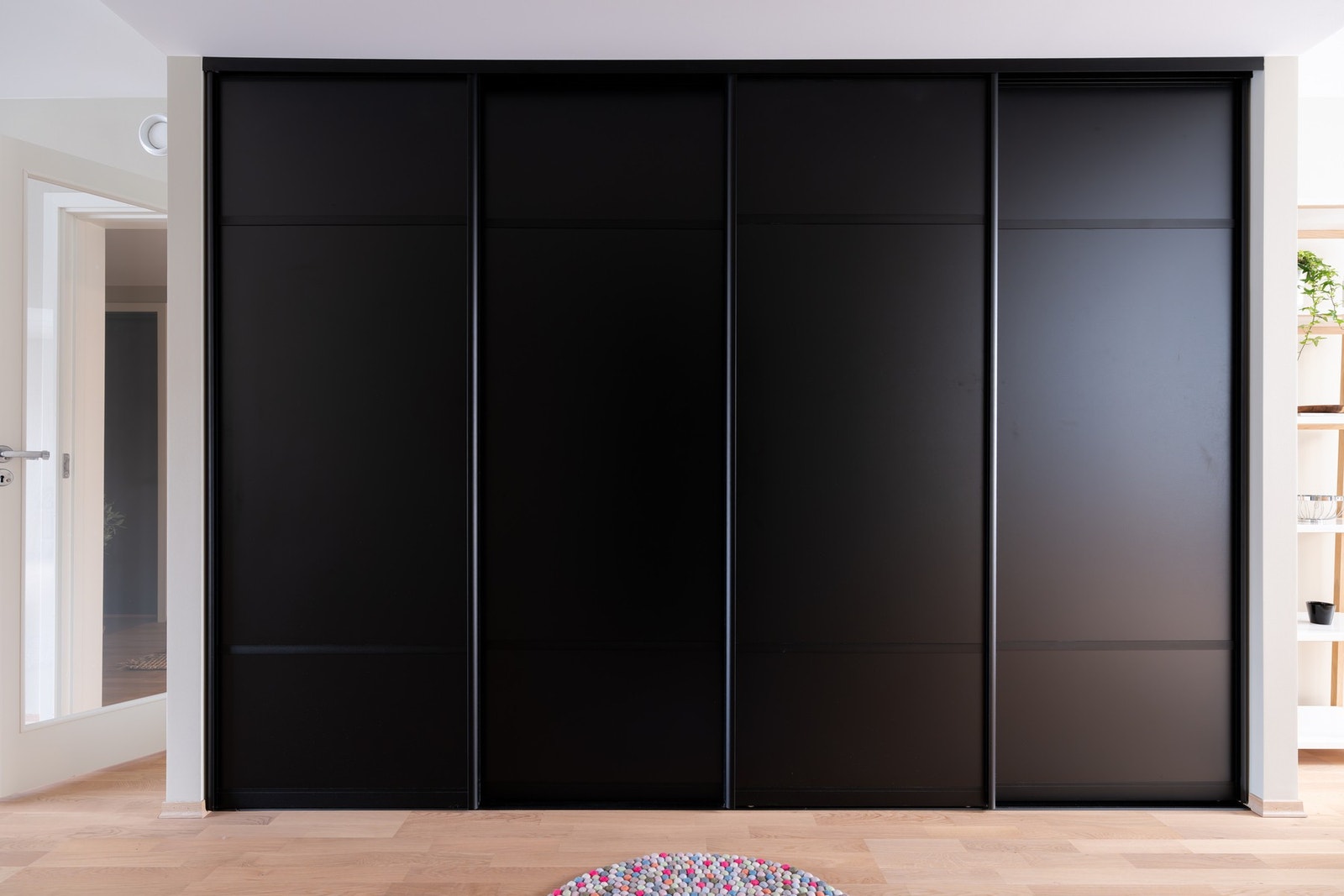 Plassen er godt utnyttet med gardeobeløsning som gir gode oppbevaringsmuligheter. Galleribilde