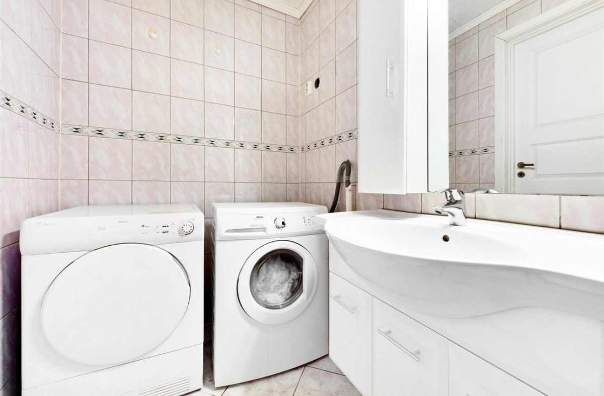 Bad m/vaskemaskin og tørketrommel Galleribilde