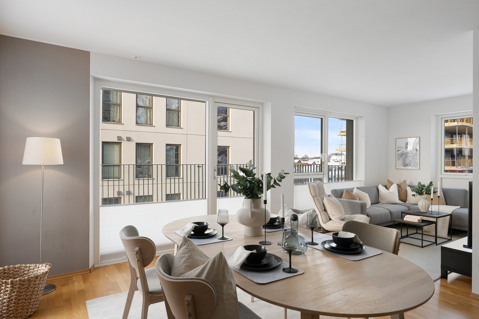 Store vindusflater gir godt lysinnsplipp i leiligheten Galleribilde