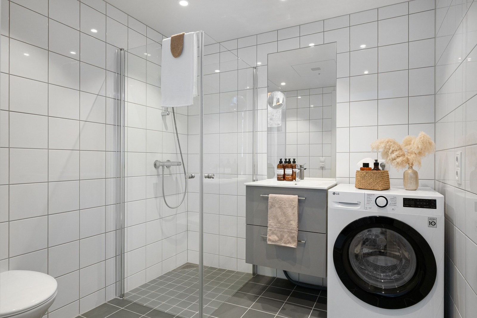 Pent bad nr. 2 med varme i gulv. Opplegg for vaskemaskin Galleribilde