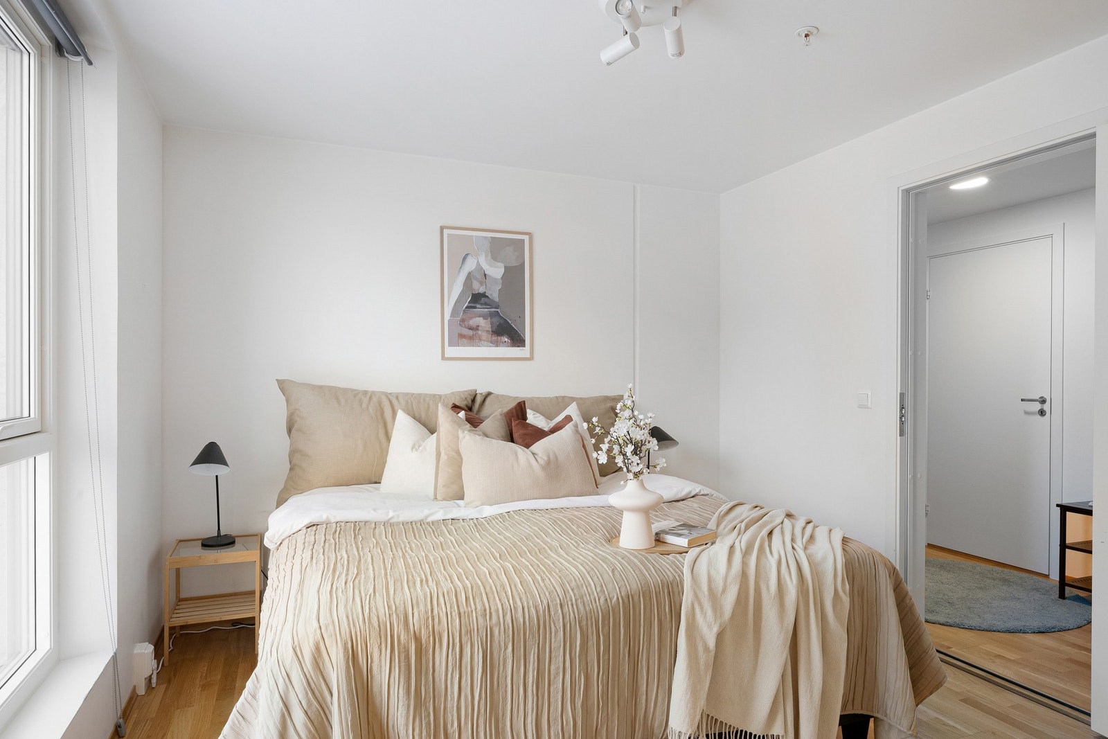 Romslig soverom med mulighet for å etablere hybelkjøkken Galleribilde