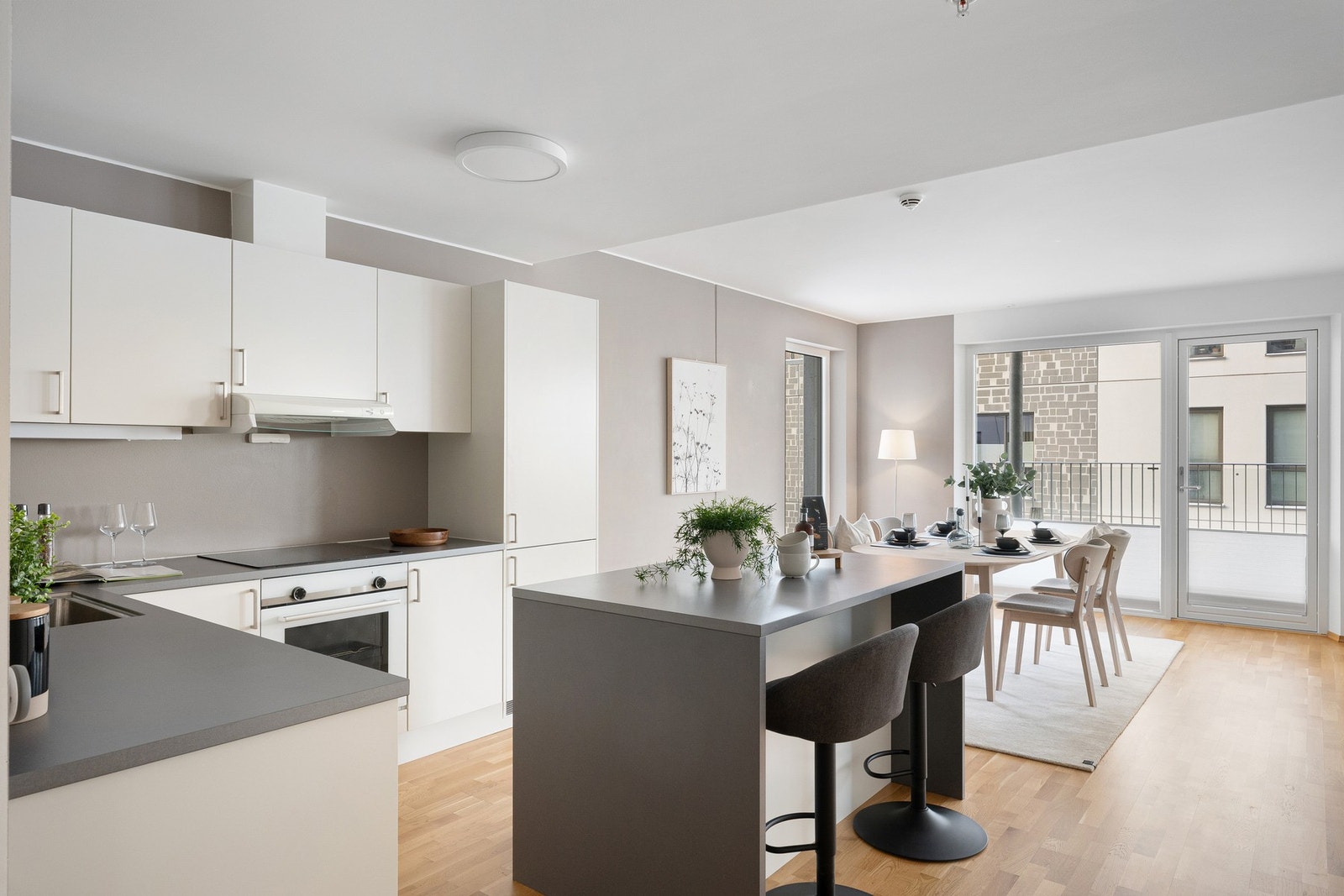 Romslig Sigdal-kjøkken med praktisk kjøkkenøy Galleribilde