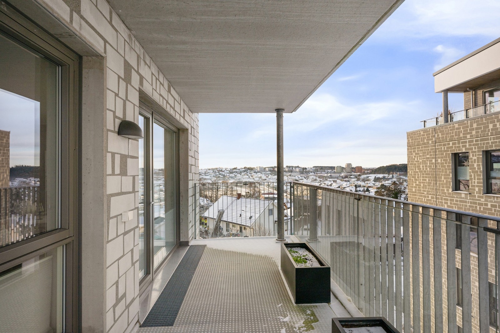 Fra stuen er det utgang til stor balkong med fin utsikt Galleribilde