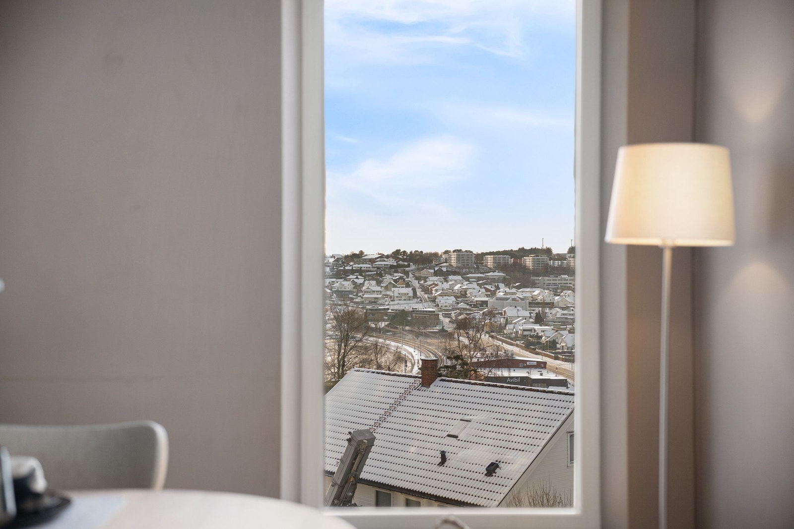 Leiligheten ligger på hjørne av bygget noe gir plass til ekstra vindu med flott utsikt Galleribilde