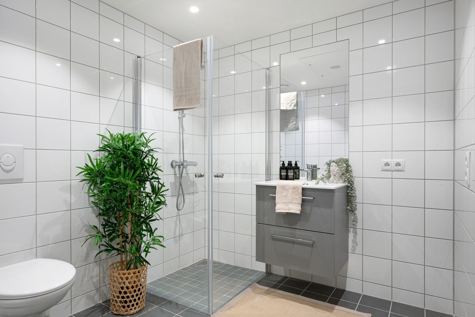 Helfliset bad med varme i gulv. Opplegg for vaskemaskin Galleribilde