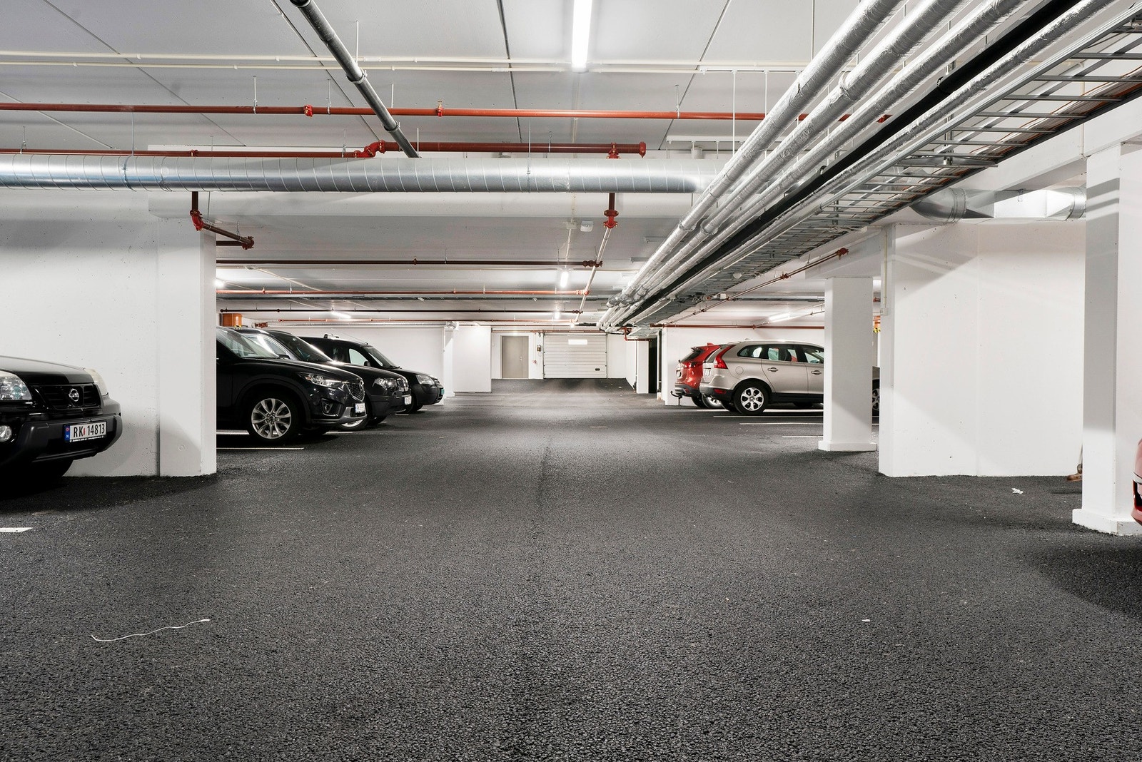 Parkering i lukket garasjeanlegg. El-billader er installert Galleribilde